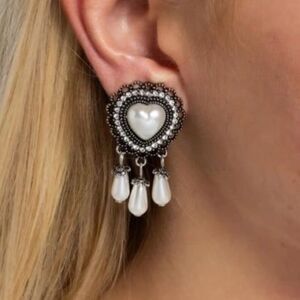 Paparazzi Sumptuous Story Puffed Heart Pearl Earrings Silver Rhinestones New